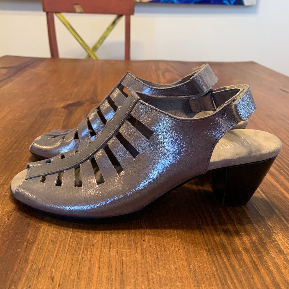 NWOB Munro Metallic Silver Comfort Sandals 8.5N